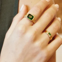 Women Arms Of Eve - MAYA GOLD STACKING RING (EMERALD)